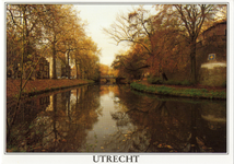 601983 Gezicht over de Stadsbuitengracht te Utrecht met de bomen in herfsttooi; rechts de Sterrenwacht (Zonnenburg 2).